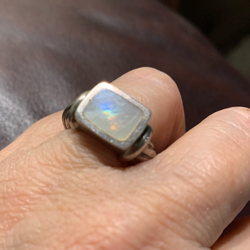 Heavy Sterling Mother of Pearl Ring - Picture 2 of 10